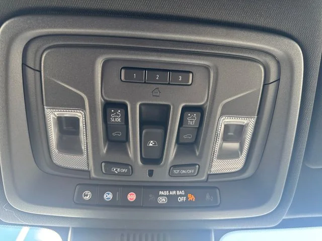Used 2023  GMC AT4 image 30