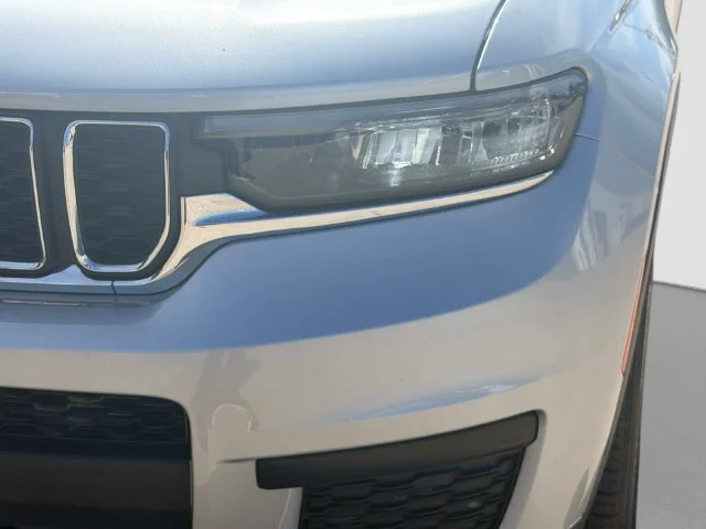 Used 2025 Silver Jeep Laredo image 10