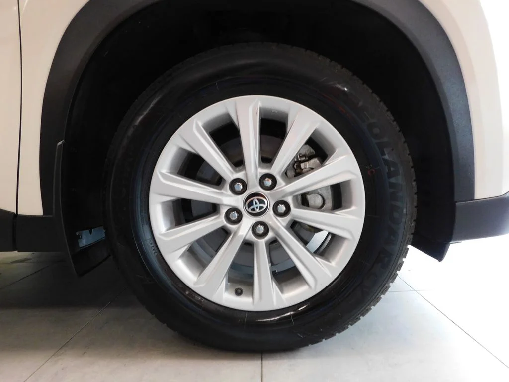 Used 2024 Cream Toyota XLE image 11