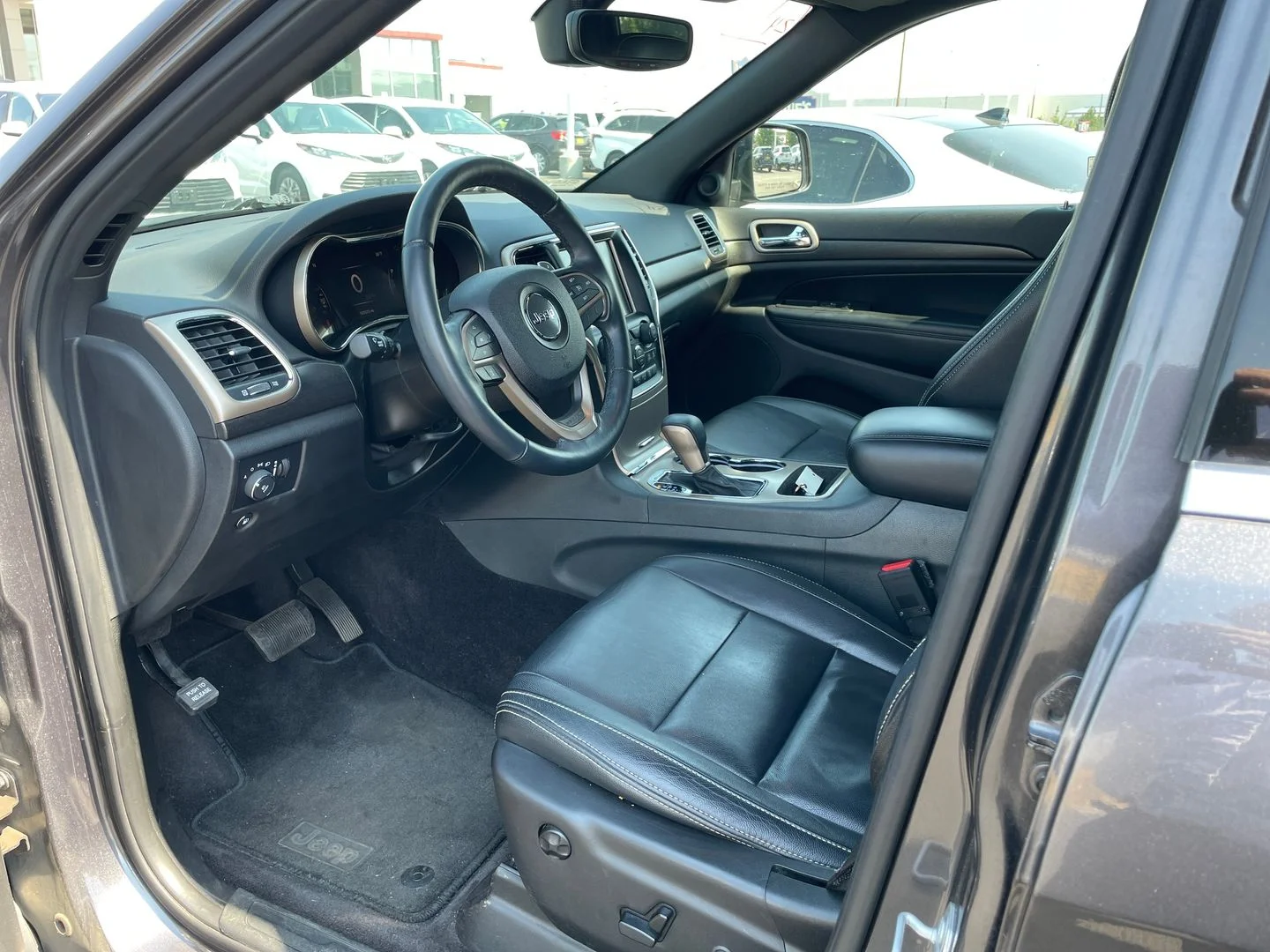 Used 2017 Gray Jeep Laredo image 9