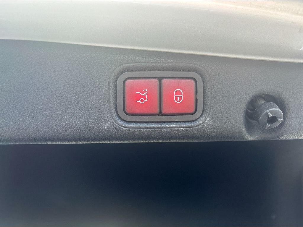 Used 2018  Mercedes-Benz E 300 image 25