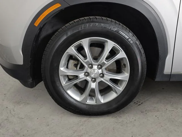 Used 2022 Silver Hyundai SE image 9
