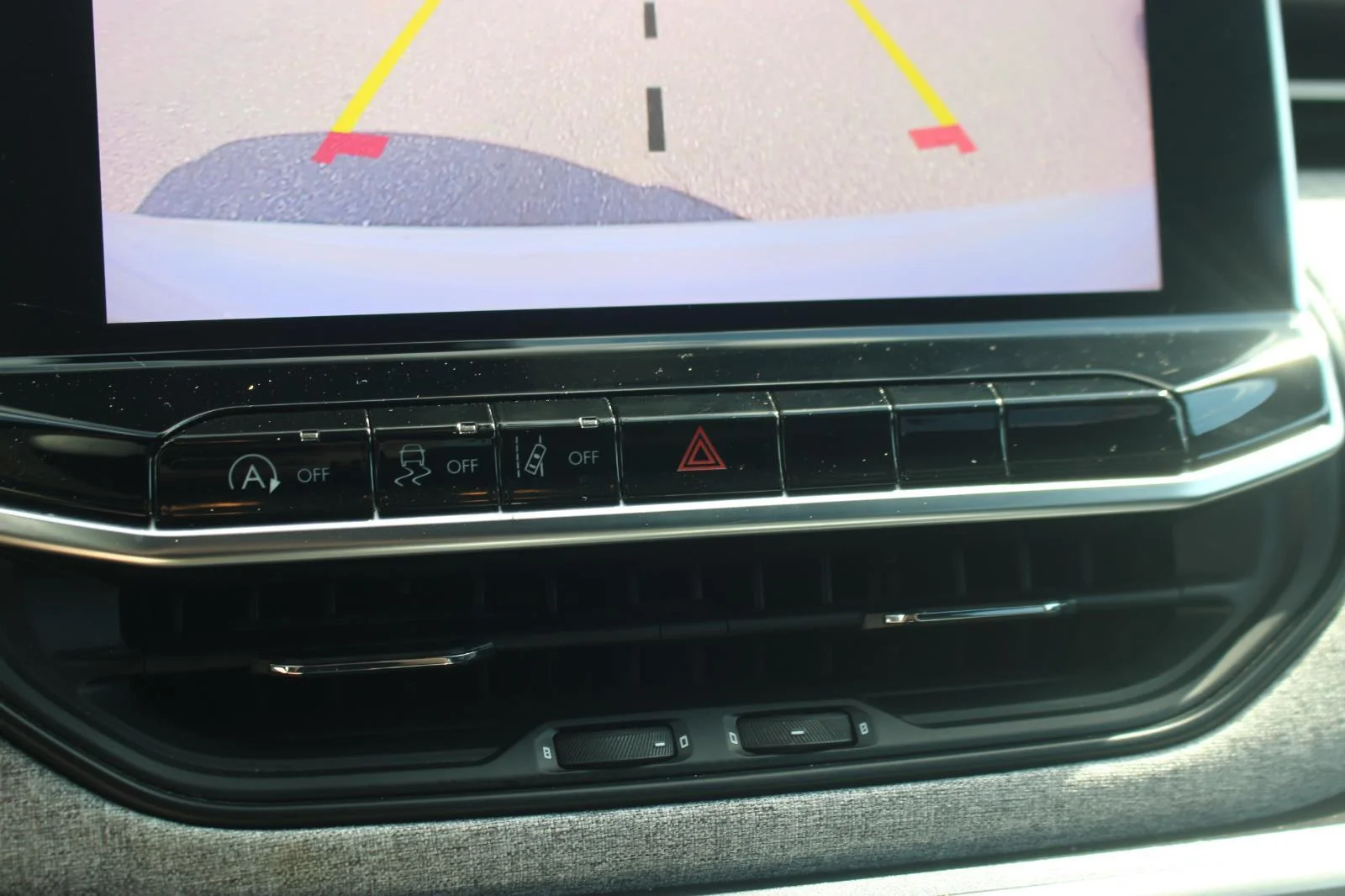 Used 2024 White Jeep Latitude image 23