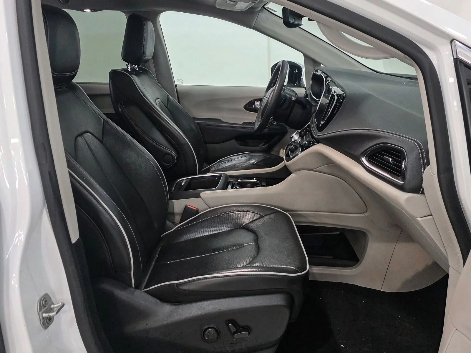 Used 2023 White Chrysler Limited image 21
