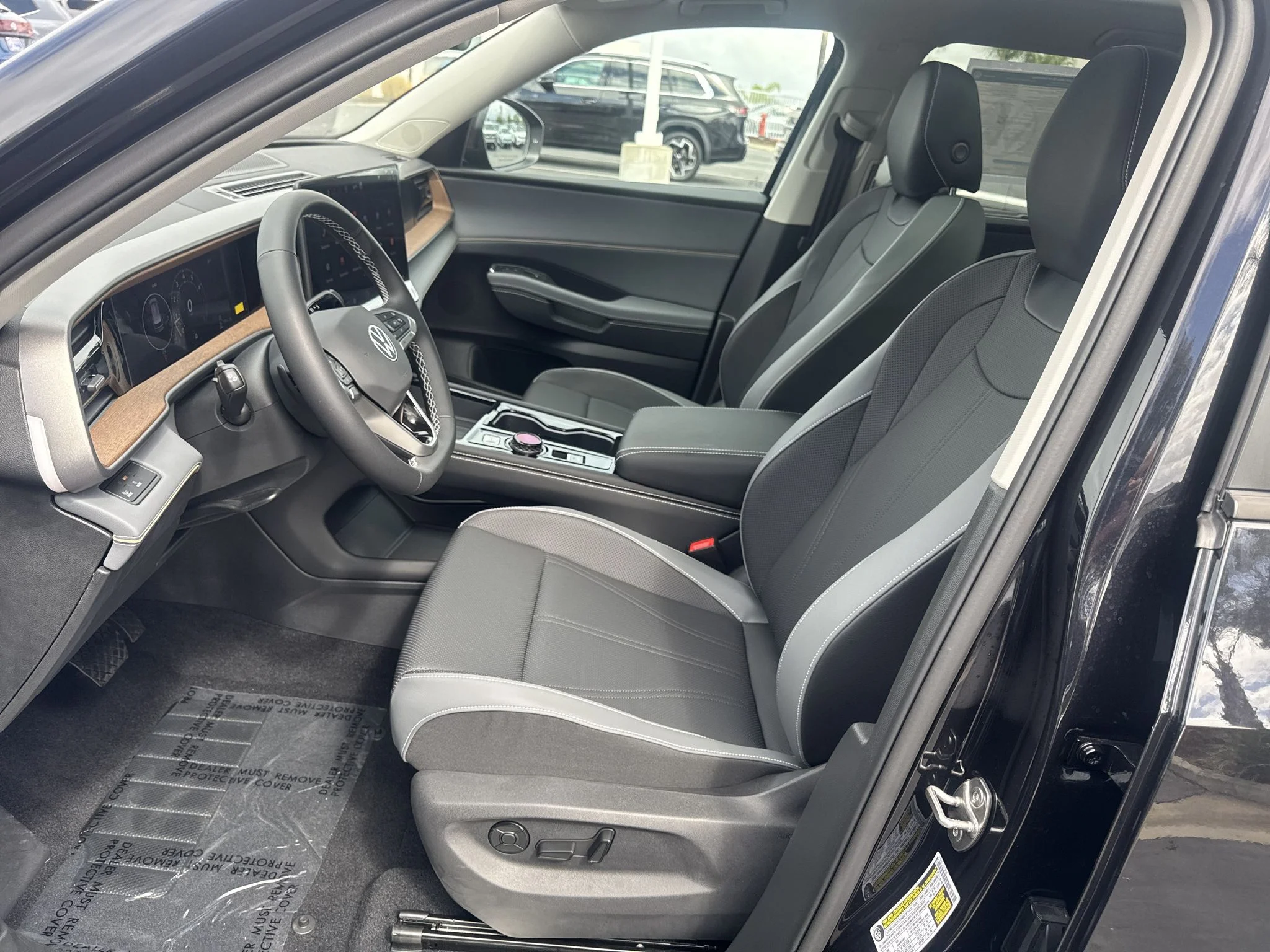 New 2027 Deep Black Pearl Volkswagen SE w/Technology image 13