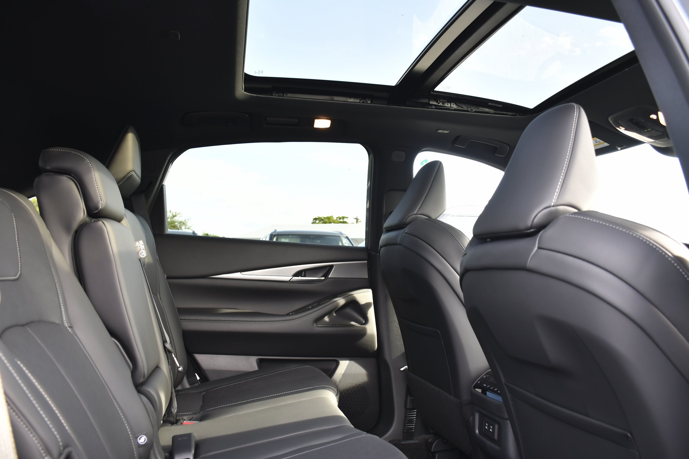 New 2027 GRAPHITE SHADOW INFINITI Luxe AWD image 29