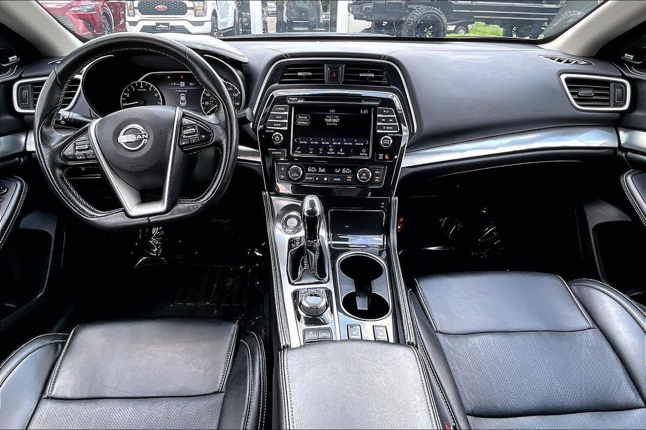Used 2023 Super Black Nissan SL image 9