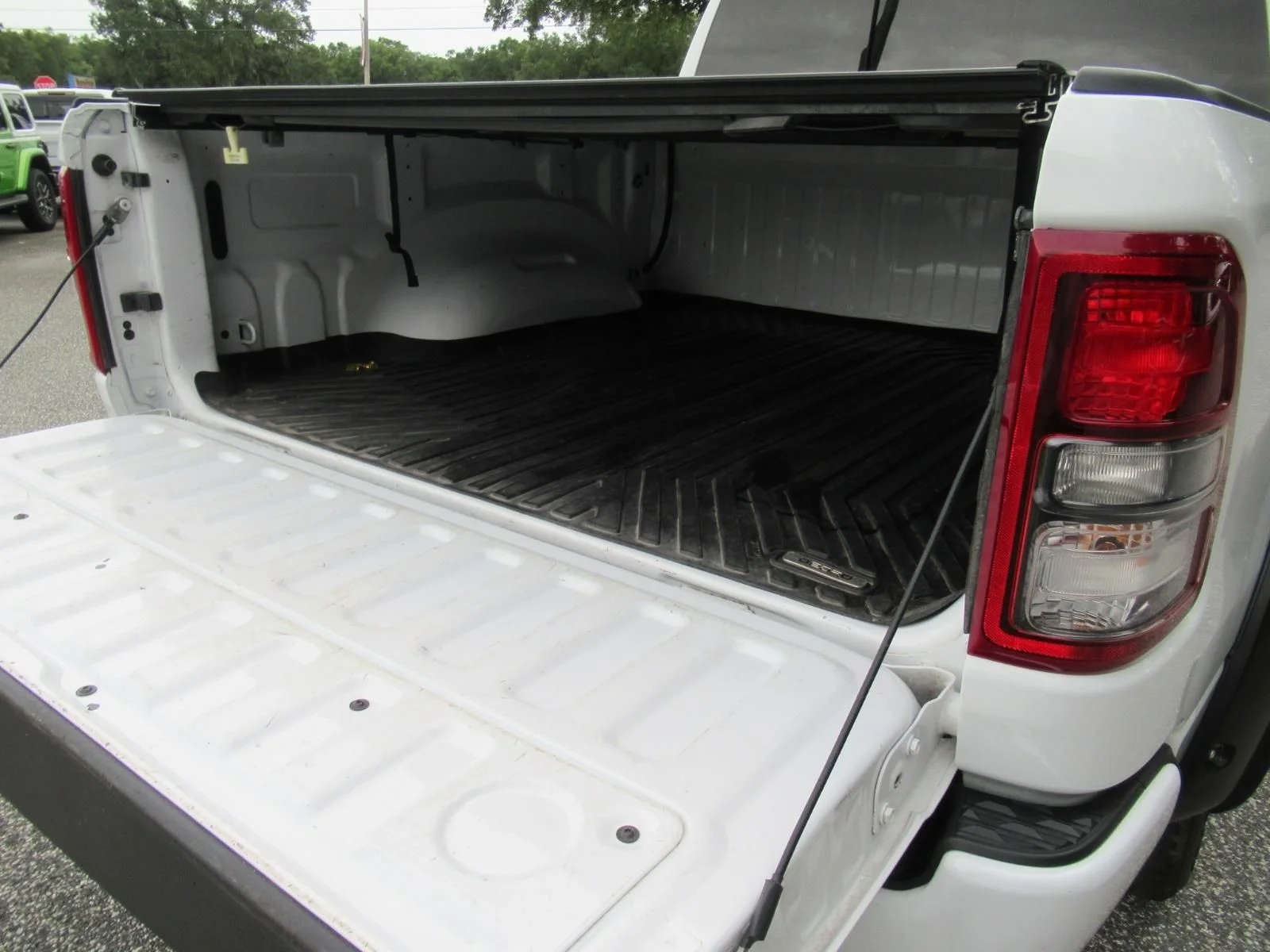 Certified Used 2022 White Ram Big Horn/Lone Star image 10