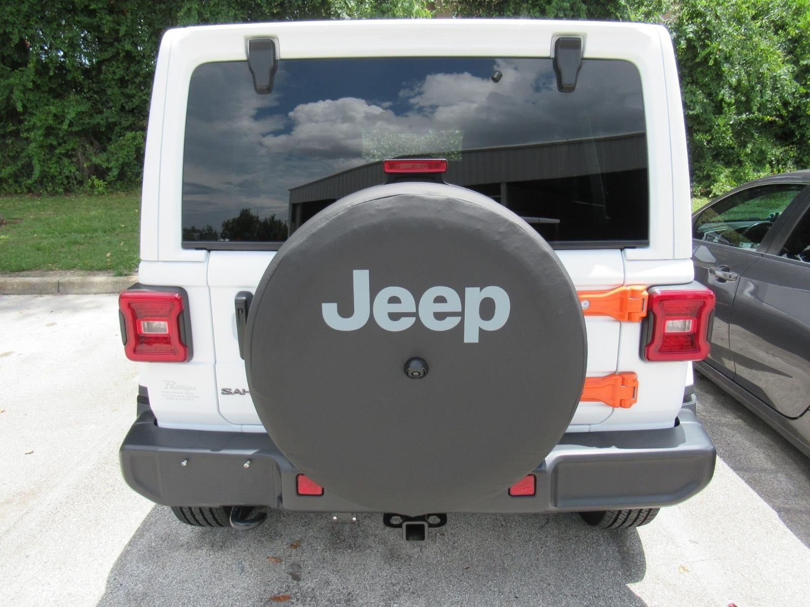 Used 2025 White Jeep Sahara image 5