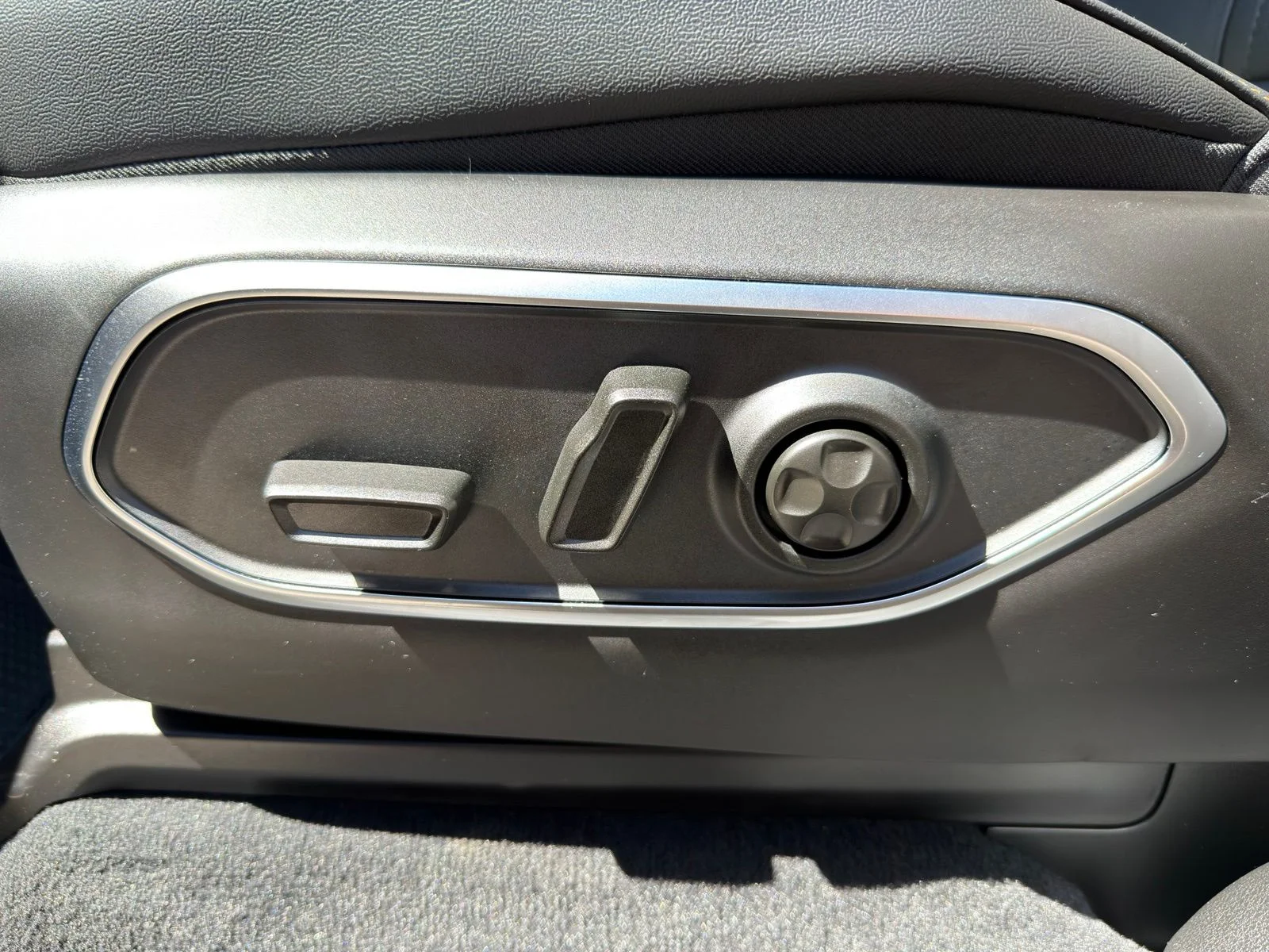 New 2026 Silver-Zynith Exterior Paint Jeep  image 19