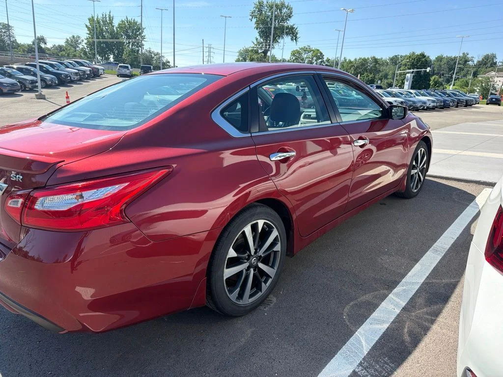 Used 2016 Red Nissan 2.5 SR image 6