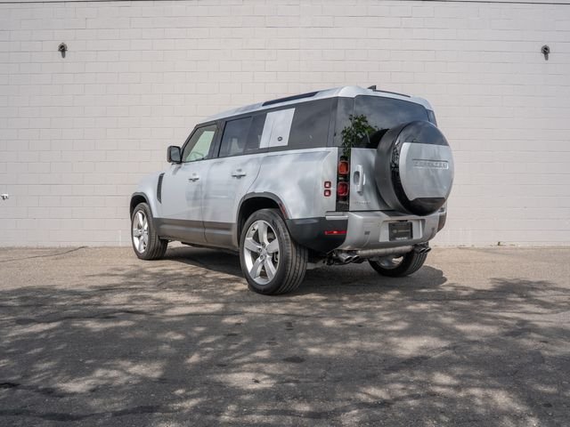 Used 2024  Land Rover SE image 3