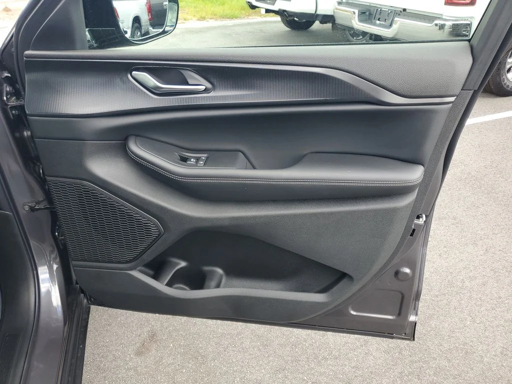 New 2025 Baltic Gray Metallic Clear-Coat Exterior Paint Jeep Altitude X image 34