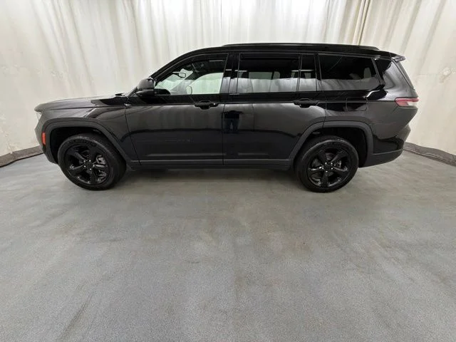 Used 2023 Black Jeep Altitude image 3