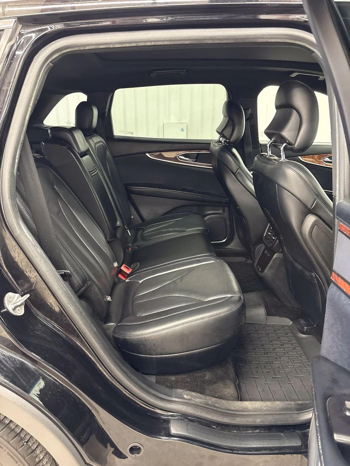 Used 2018 Black Velvet Lincoln Reserve image 17