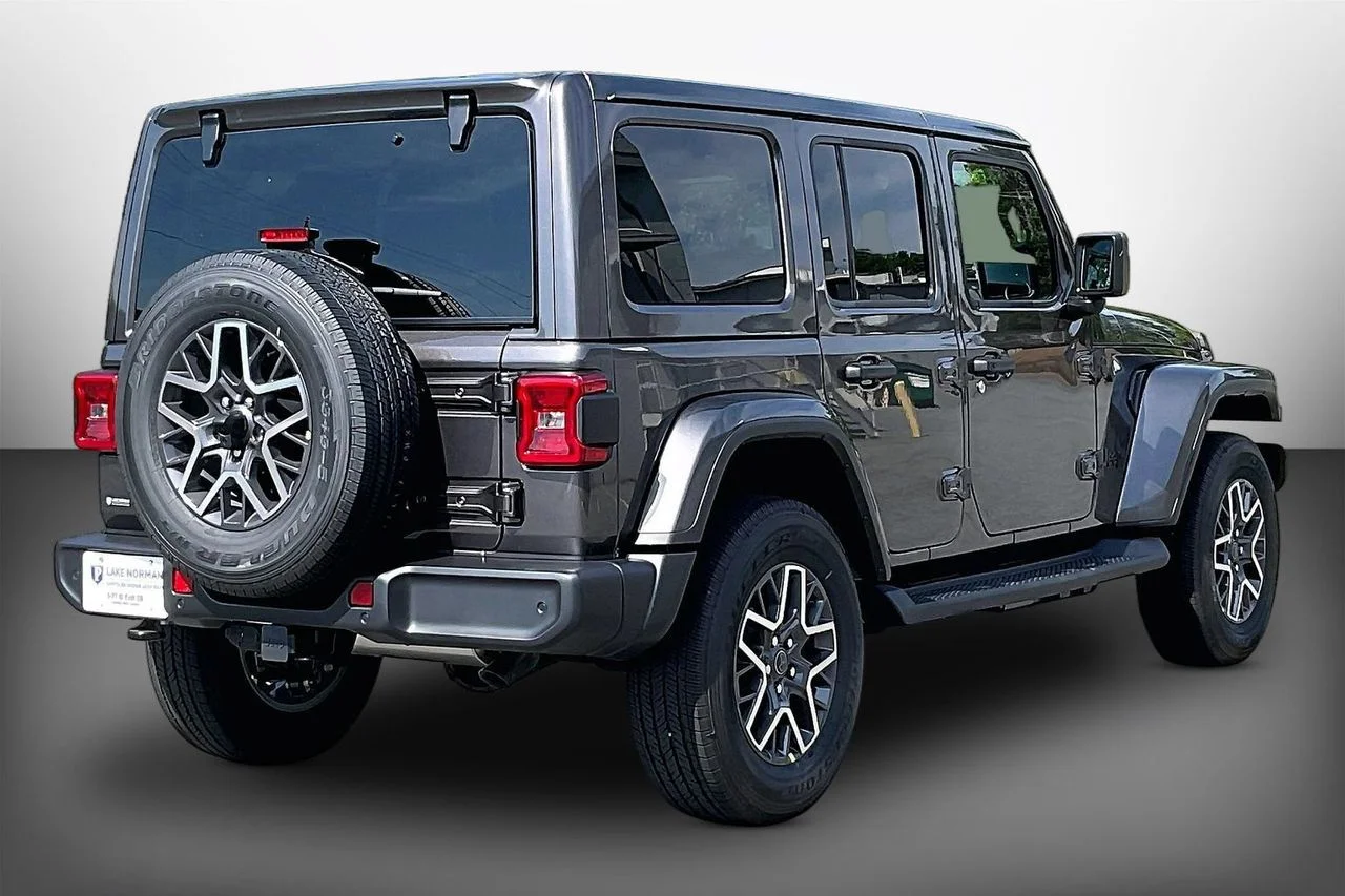 New 2026 Granite Crystal Metallic Clear-Coat Exterior Paint Jeep Sahara image 8