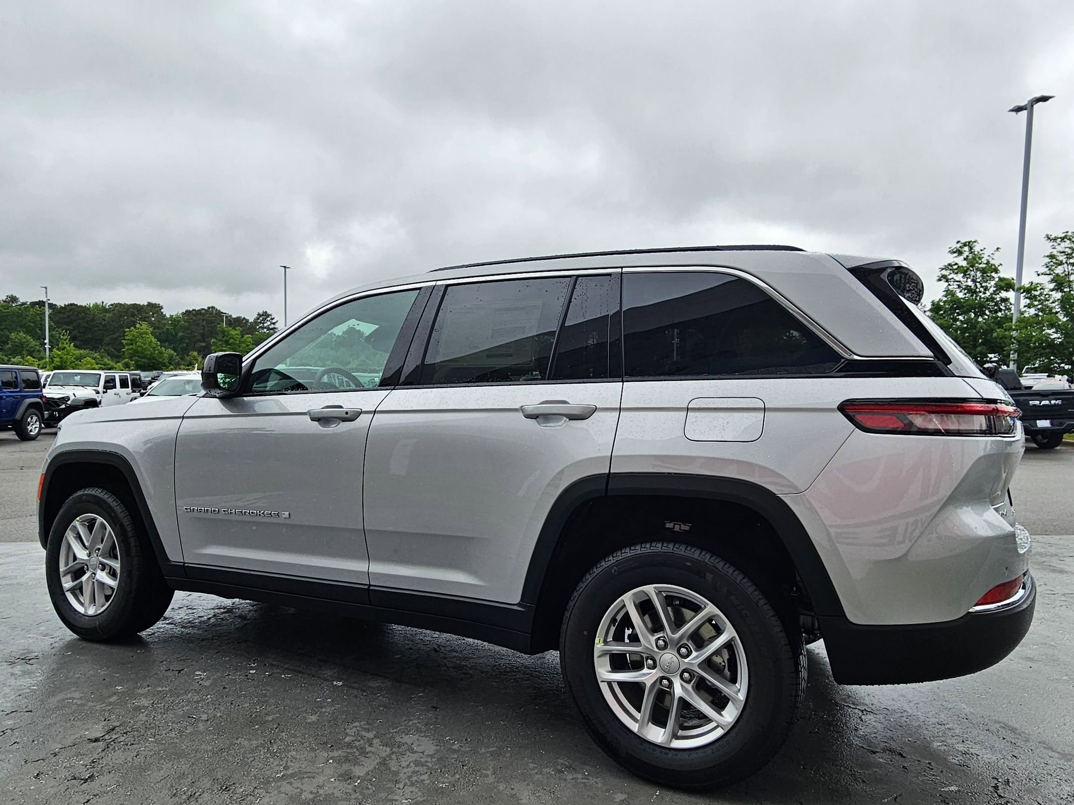 New 2026 Silver Zynith Exterior Paint Jeep Laredo image 5