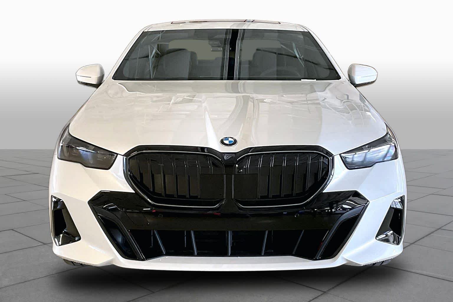 New 2027 Mineral White Metallic BMW 530i xDrive image 3