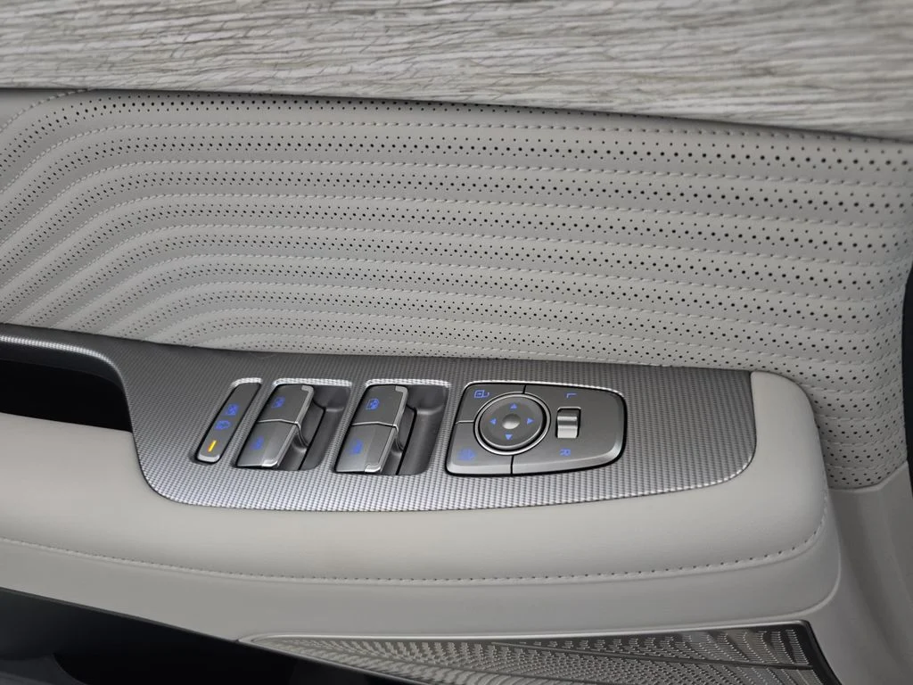 Used 2025 White Hyundai Calligraphy image 28