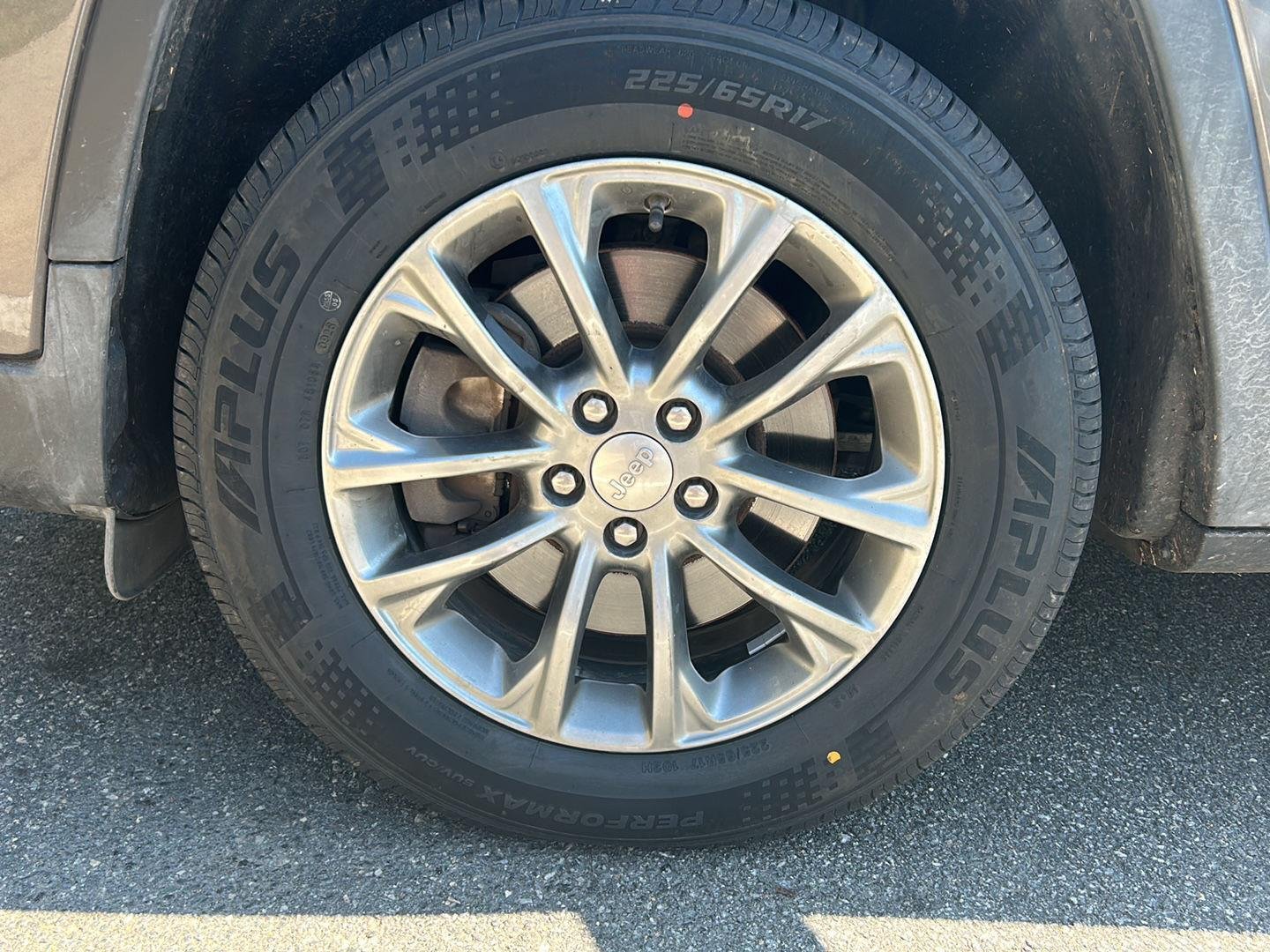 Used 2019 Granite Crystal Metallic Clearcoat Jeep Latitude Plus image 7