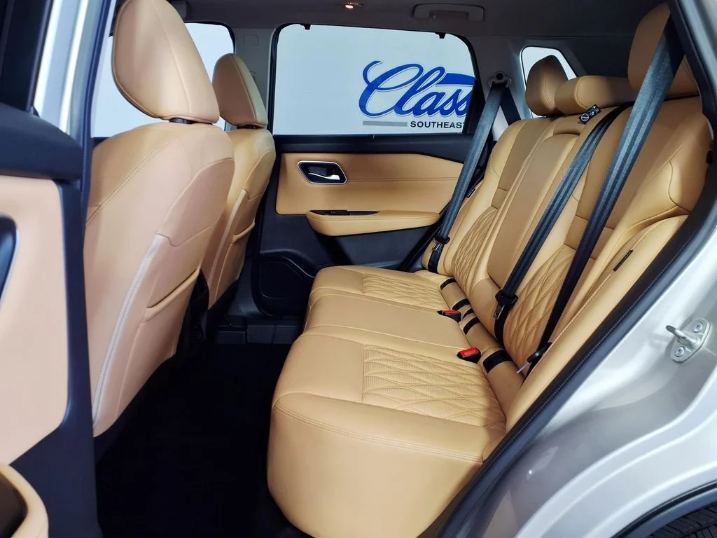 Used 2023 Gold Nissan Platinum image 8