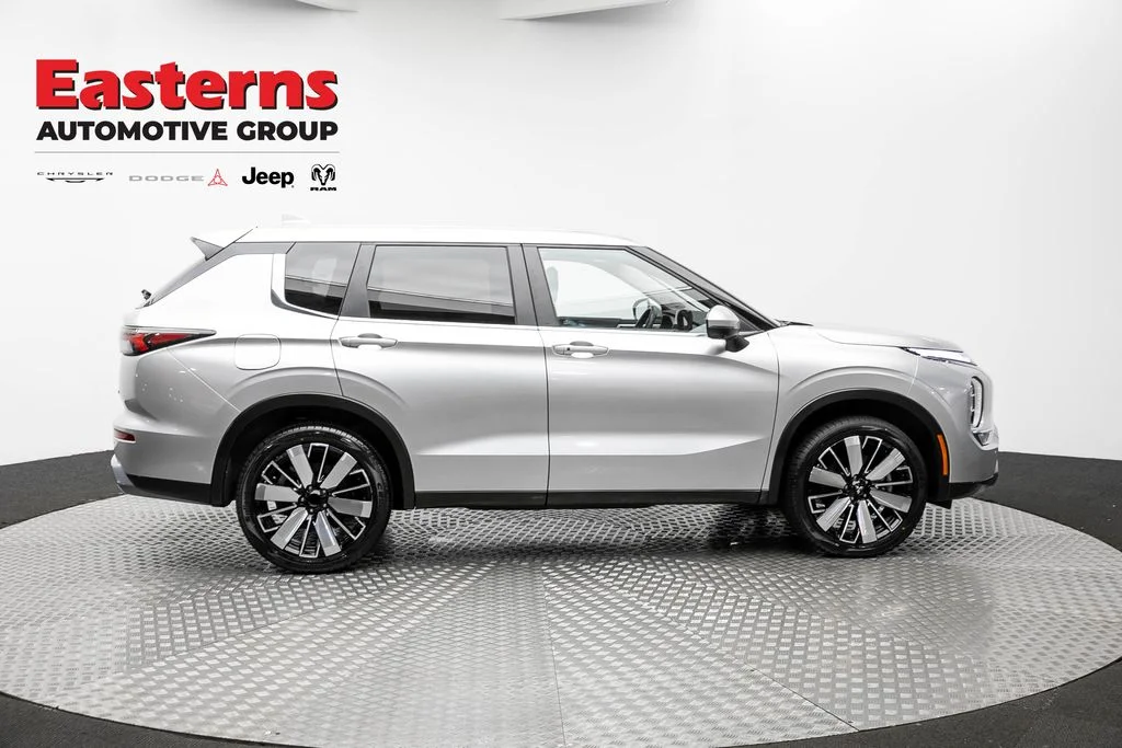 Used 2025 Silver Mitsubishi SE image 4