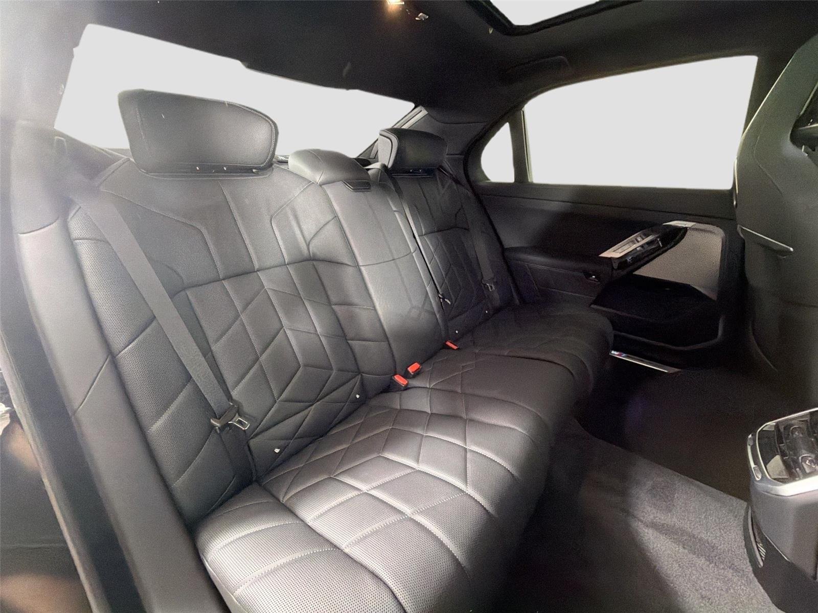 New 2026 Black Sapphire Metallic BMW xDrive60 image 50