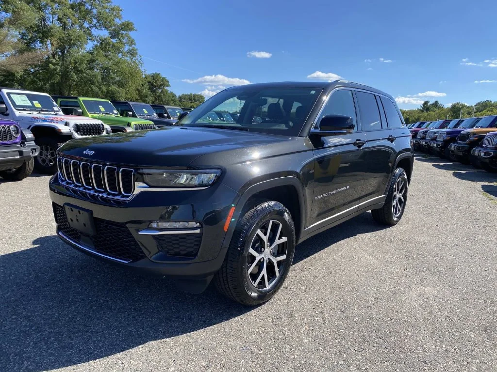 Certified Used 2023 Brown Jeep Limited image 9