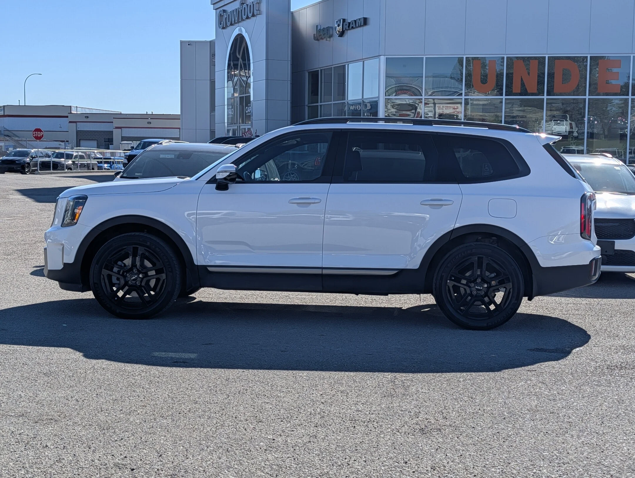 Used 2023 White Kia X-Line - - AWD - 3.8L V6 - 291 HP - 7 Passenger - Adaptive Cruise - Blind Spot & More! image 5