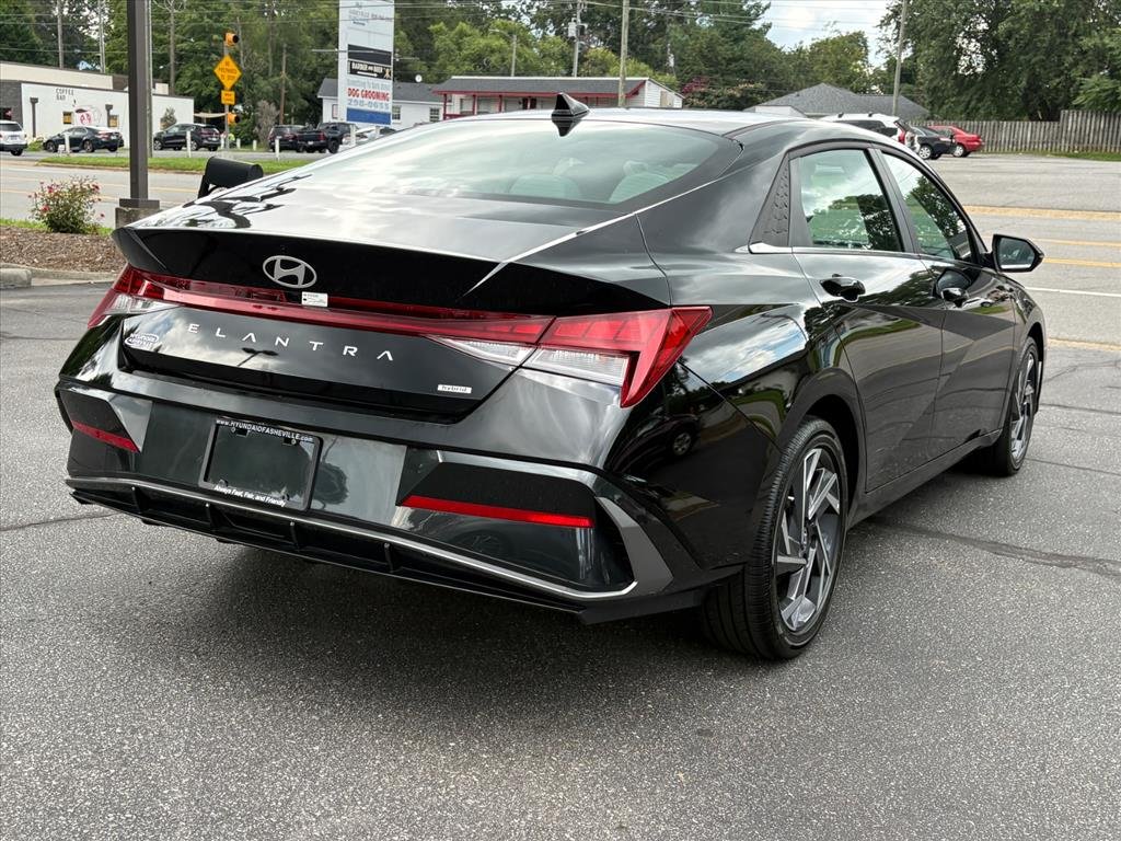 Certified Used 2025 Abyss Black Pearl Hyundai Limited image 5