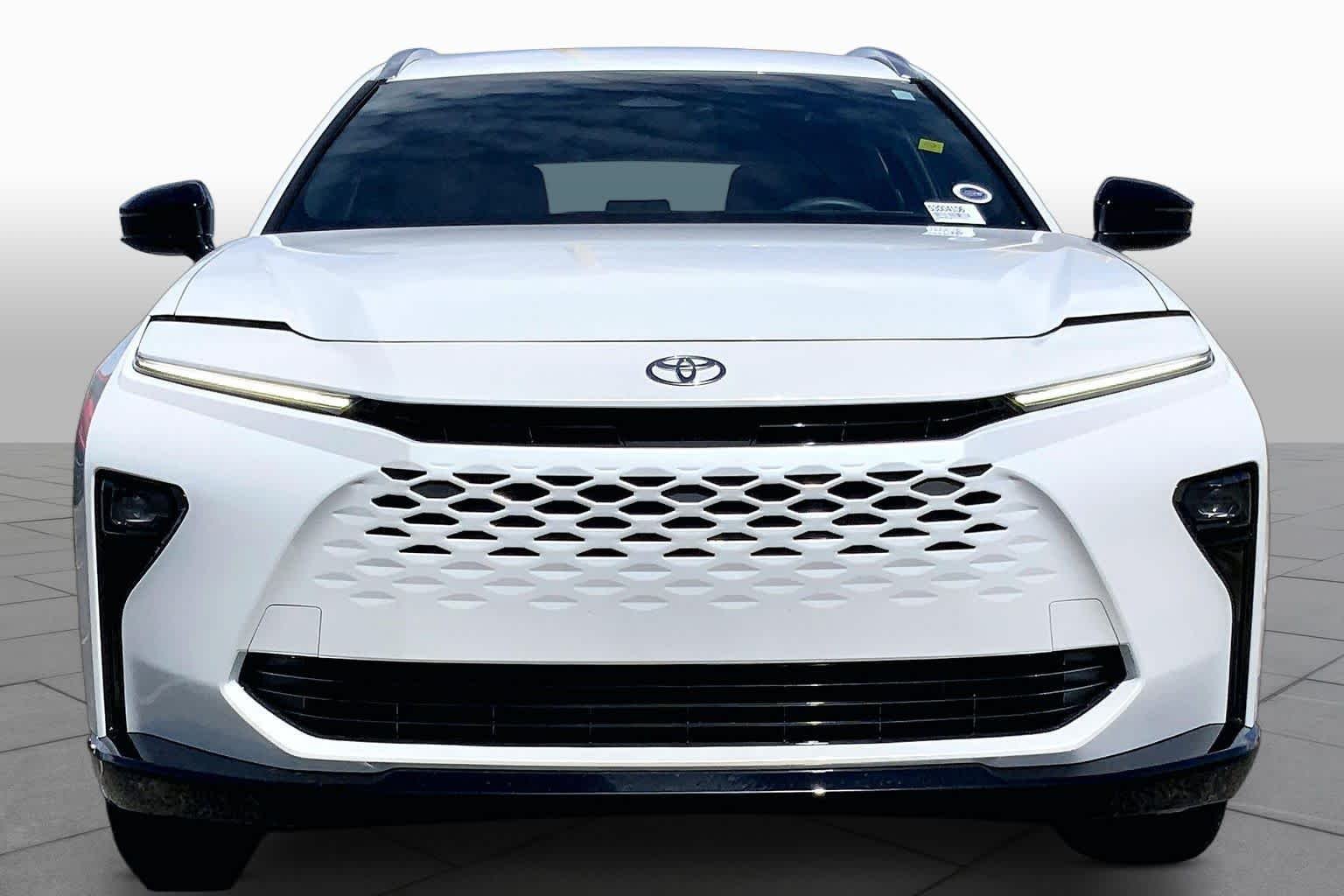 Used 2025 Oxygen White Toyota XLE image 4