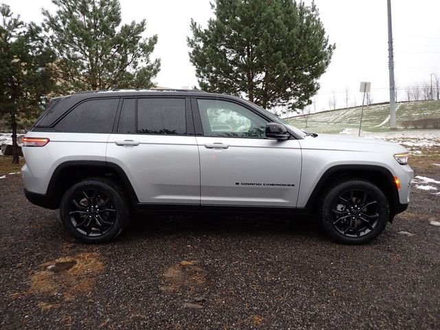 New 2025 Silver Zynith Exterior Paint Jeep Limited image 8