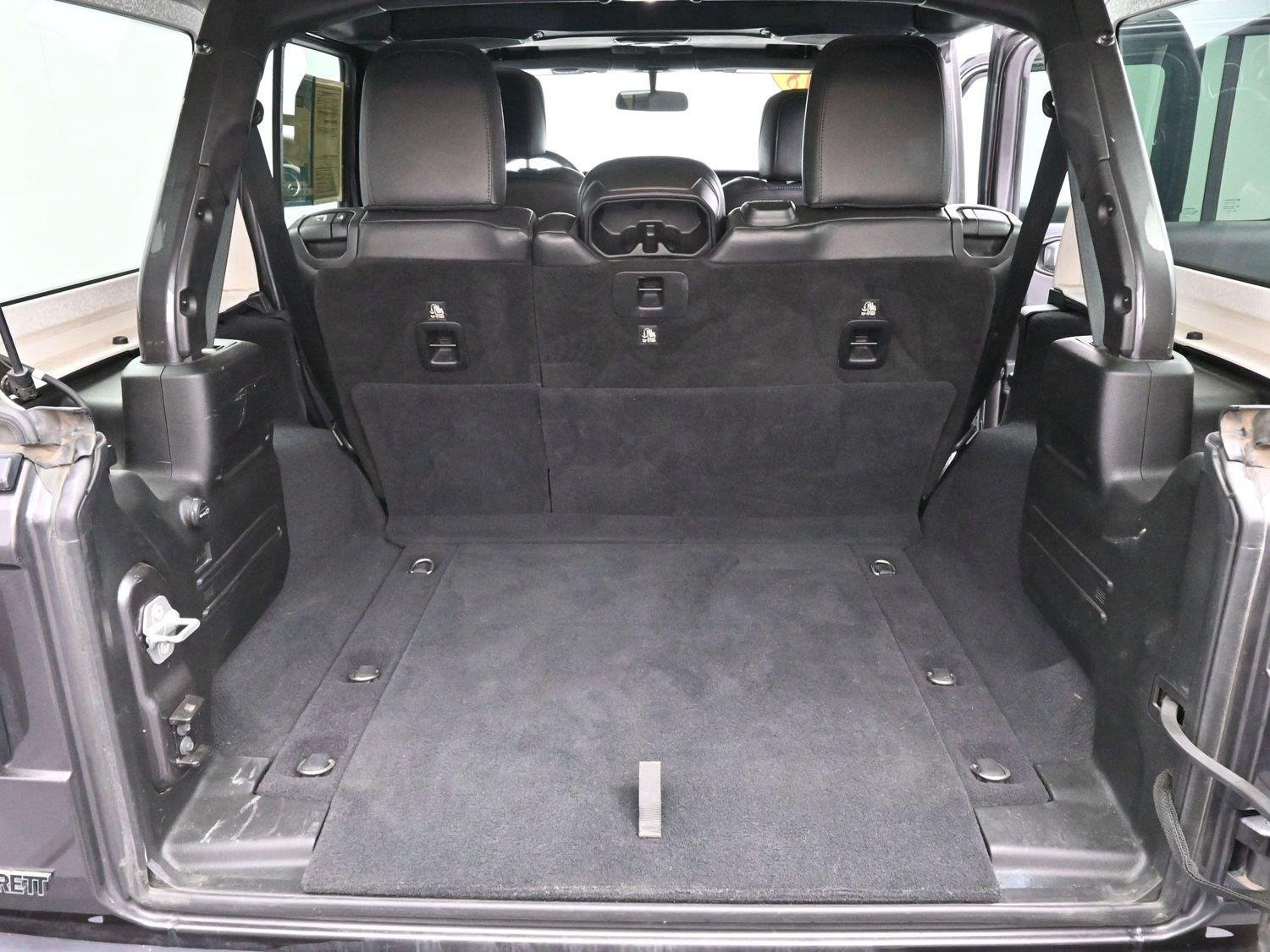 Used 2018 Granite Crystal Metallic Clearcoat Jeep Sahara image 10