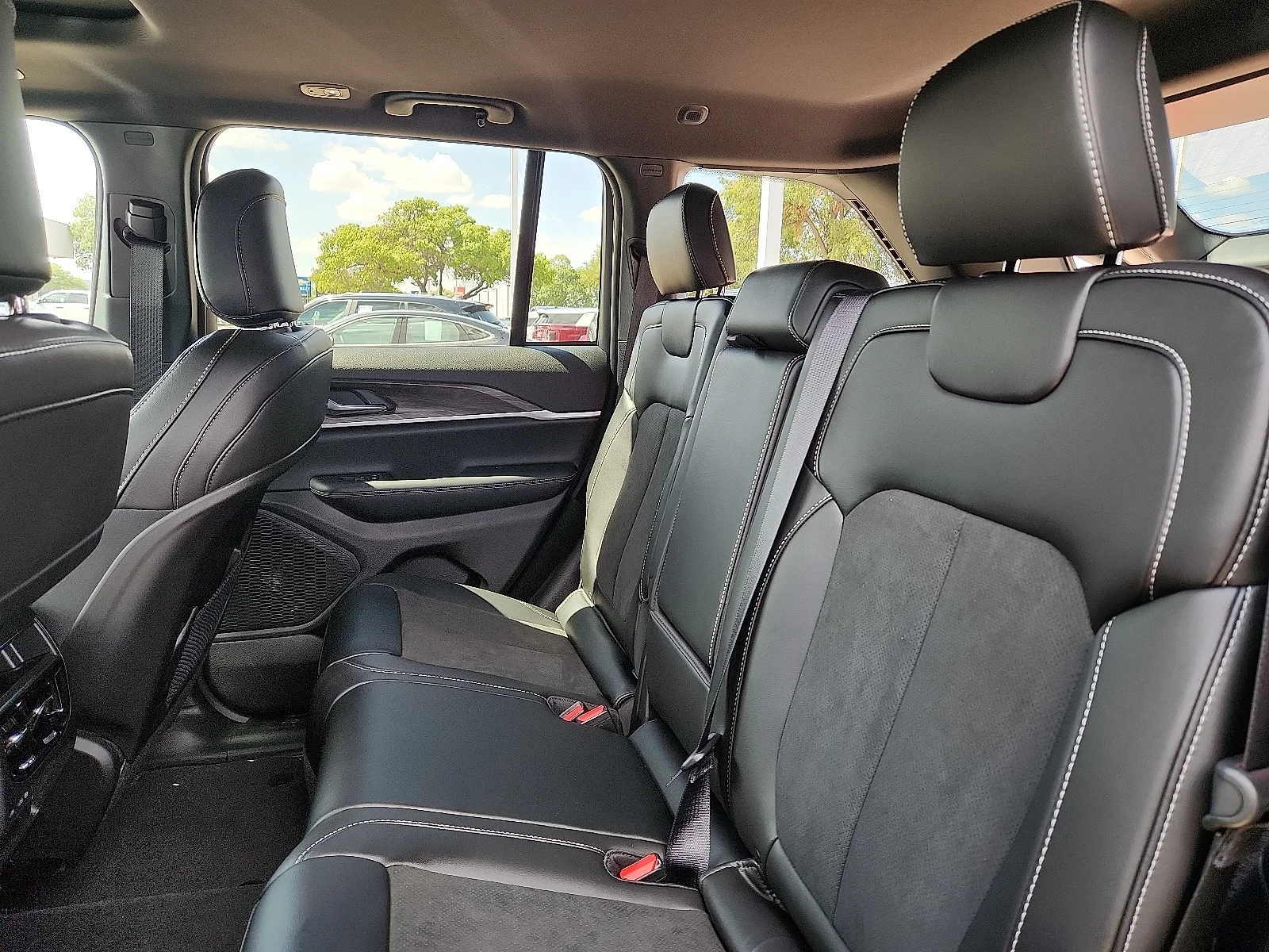 New 2027 High-Gloss Black Paint Jeep LAREDO ALTITUDE 4X4 image 8