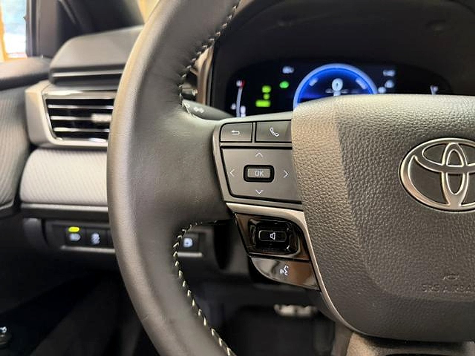 Used 2025 White Toyota  image 19