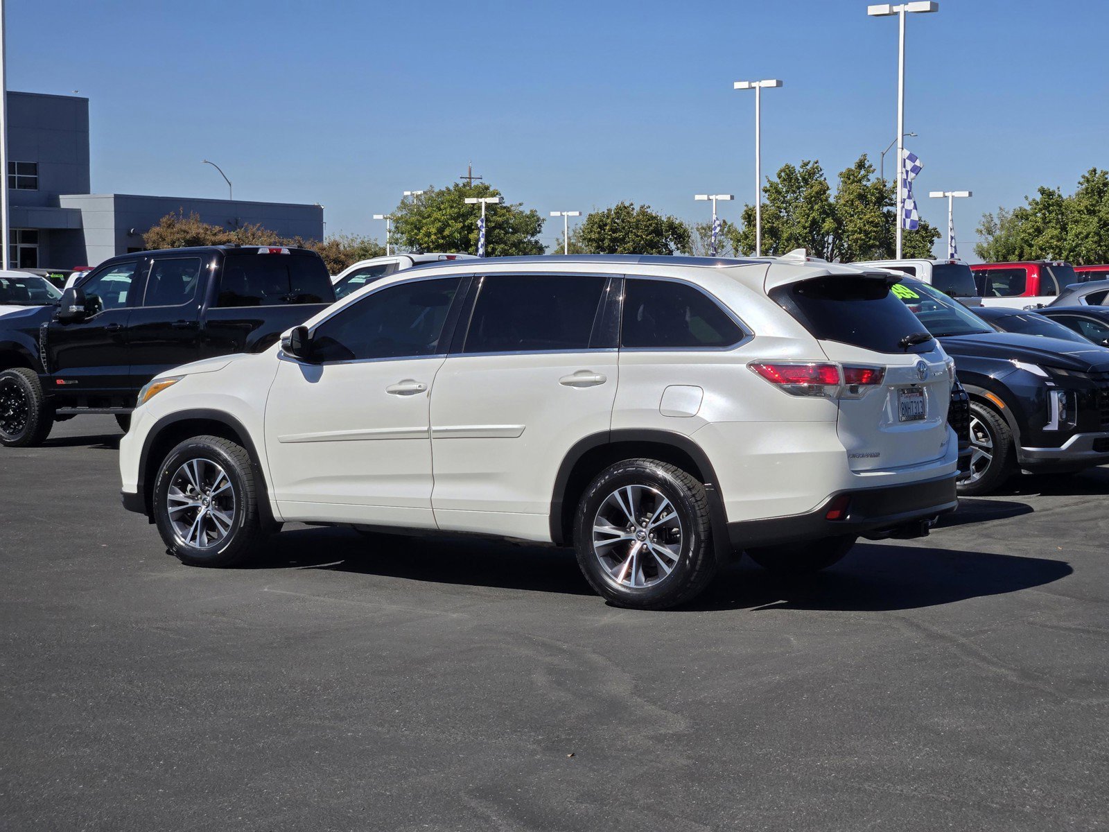 Used 2016 White Toyota XLE image 8