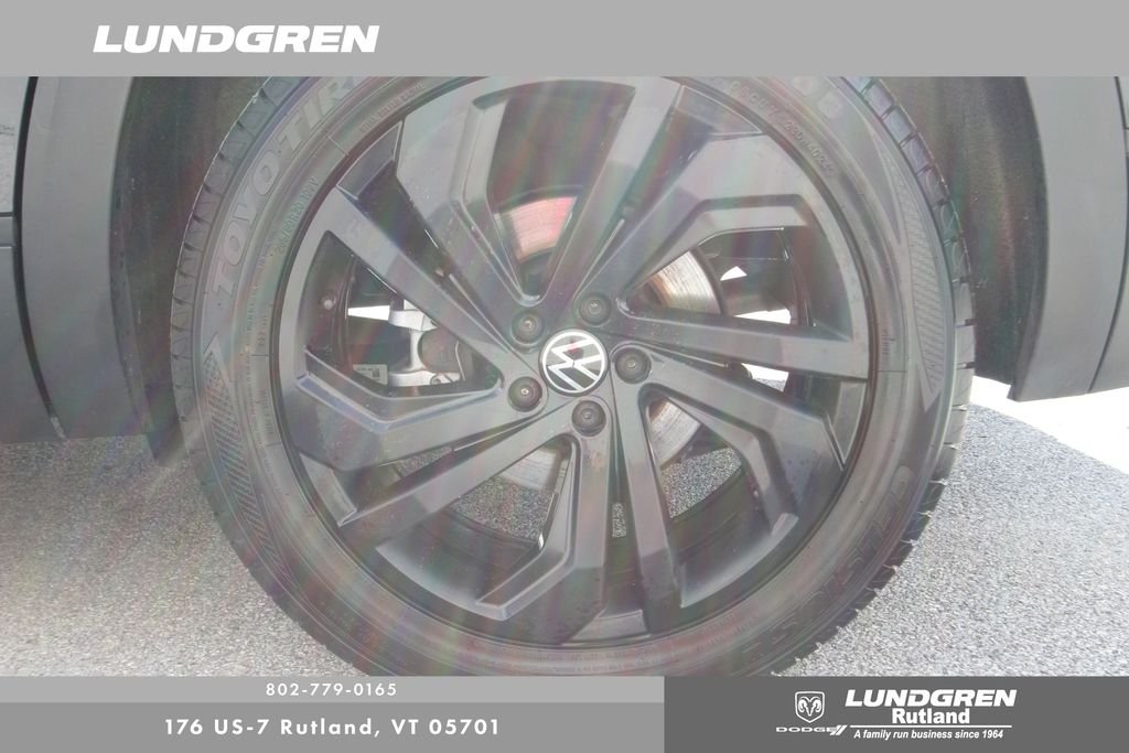 Used 2022 Black Volkswagen 3.6L V6 SE w/Technology image 14