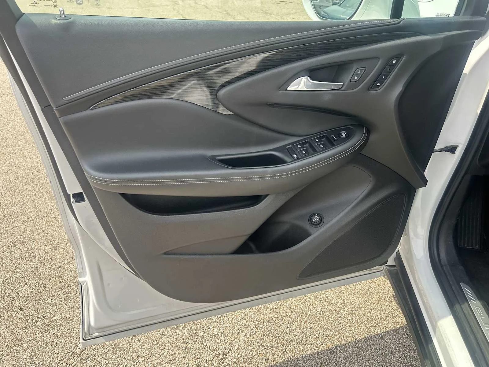 Used 2017 SUMMIT WHITE Buick Essence image 24