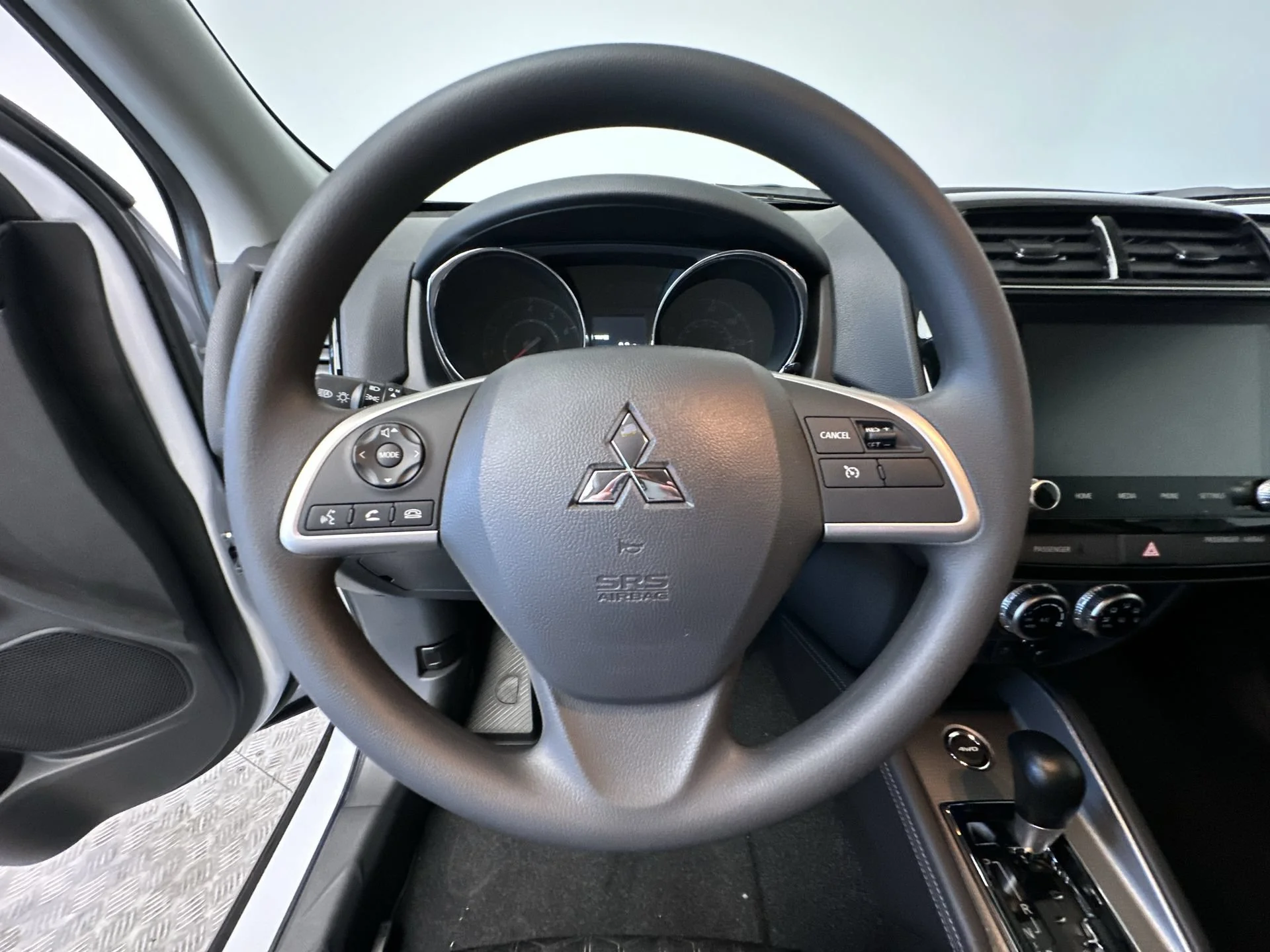 New 2026 White Diamond Mitsubishi ES image 16