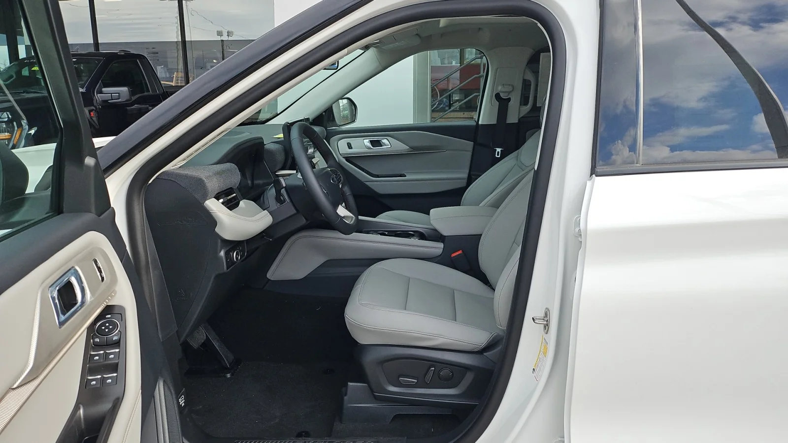 New 2026 Star White Metallic Tri-Coat Ford Active 4WD image 7