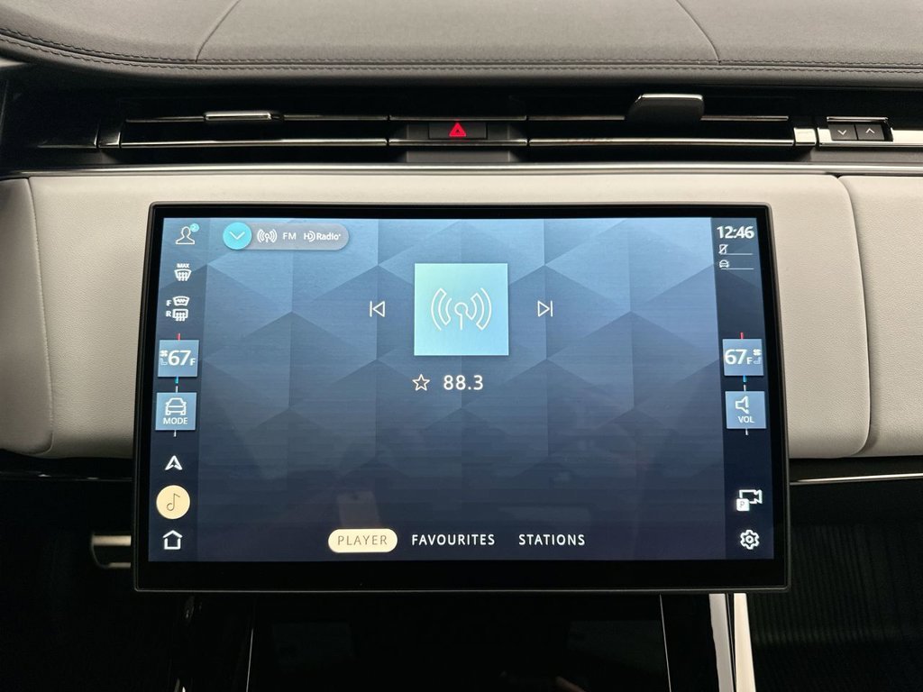 Used 2025  Land Rover Dynamic SE image 27