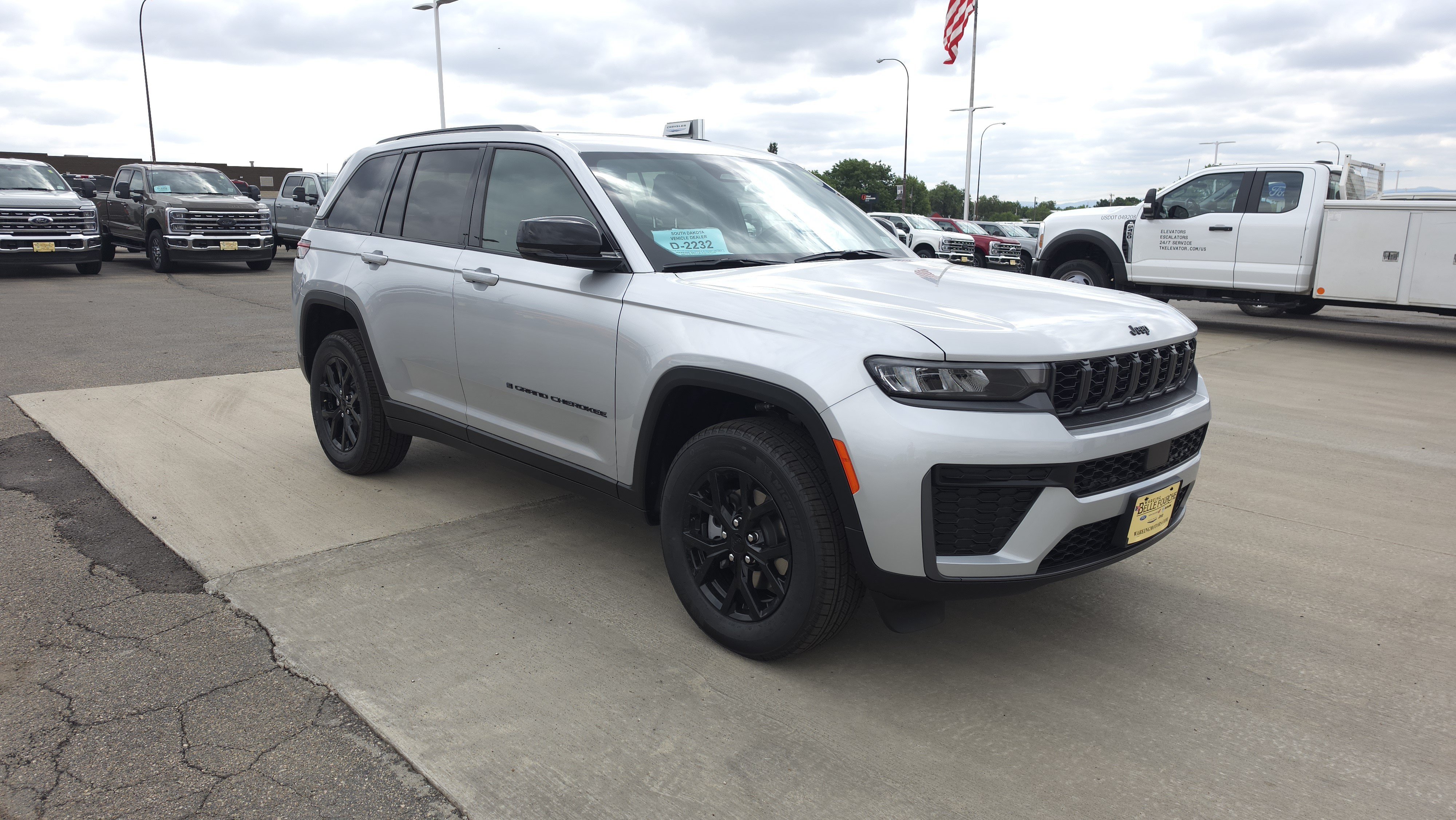 New 2026 Silver Zynith Jeep Laredo Altitude image 8