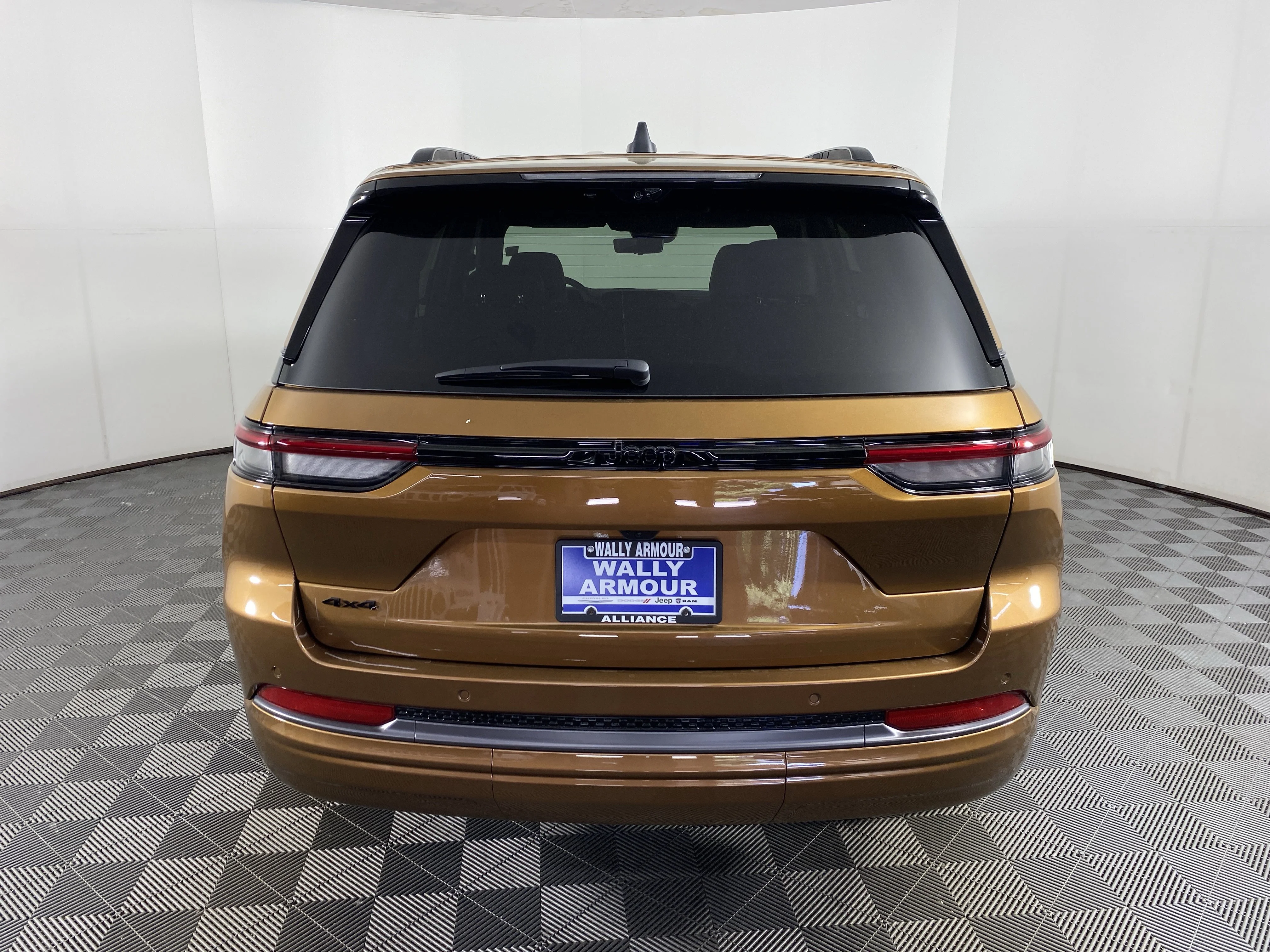 New 2026 Copper Shino Metallic Clear-Coat Exterior Paint Jeep Limited Reserve image 9