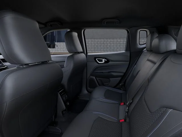 New 2026 Bright White Clearcoat Jeep Latitude image 24