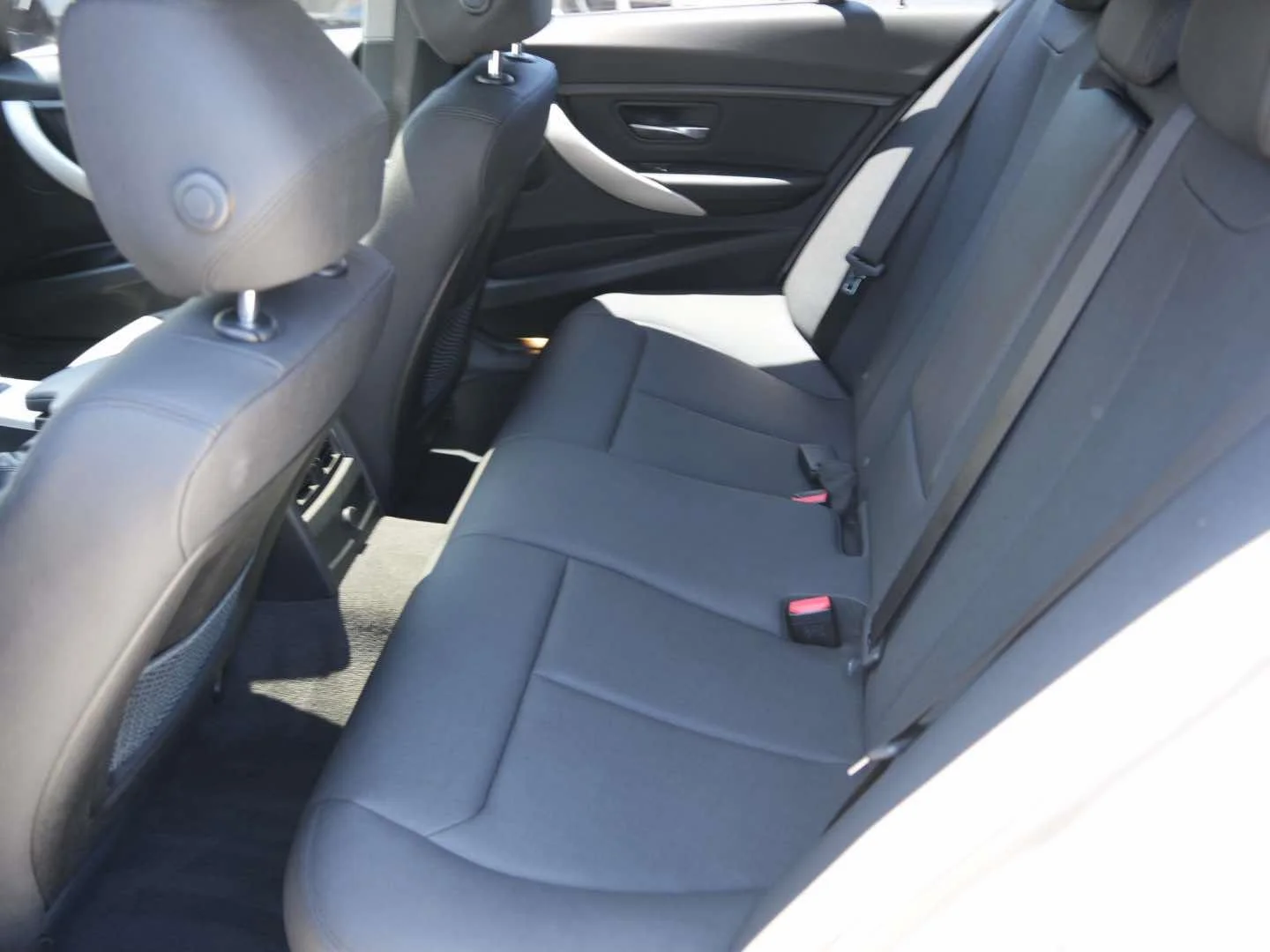 Used 2018 Mineral White Metallic BMW 320i Sedan South Africa image 11