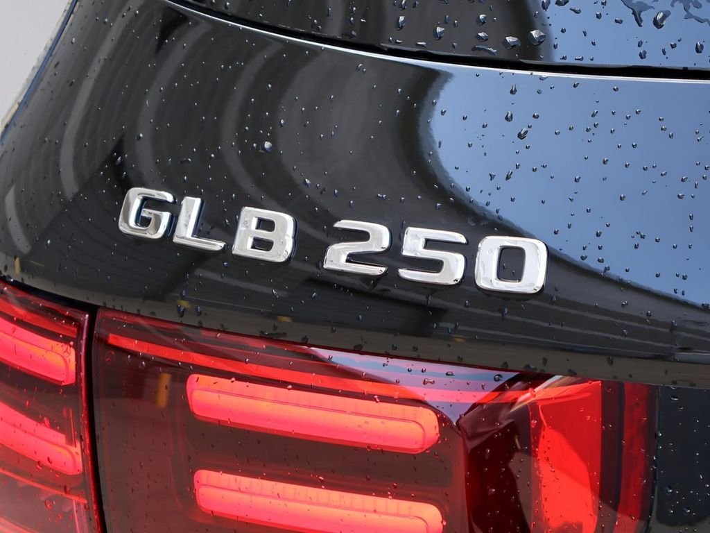 Used 2025 Night Black Mercedes-Benz GLB 250 image 8