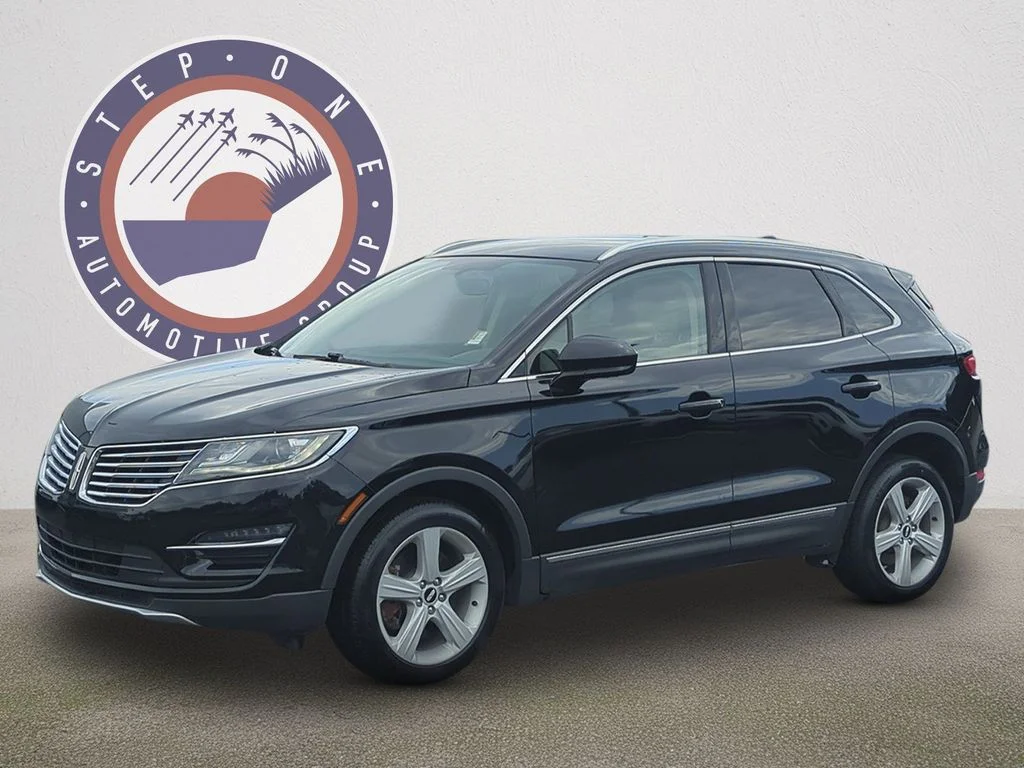 Used 2017 Black Lincoln Premiere image 2