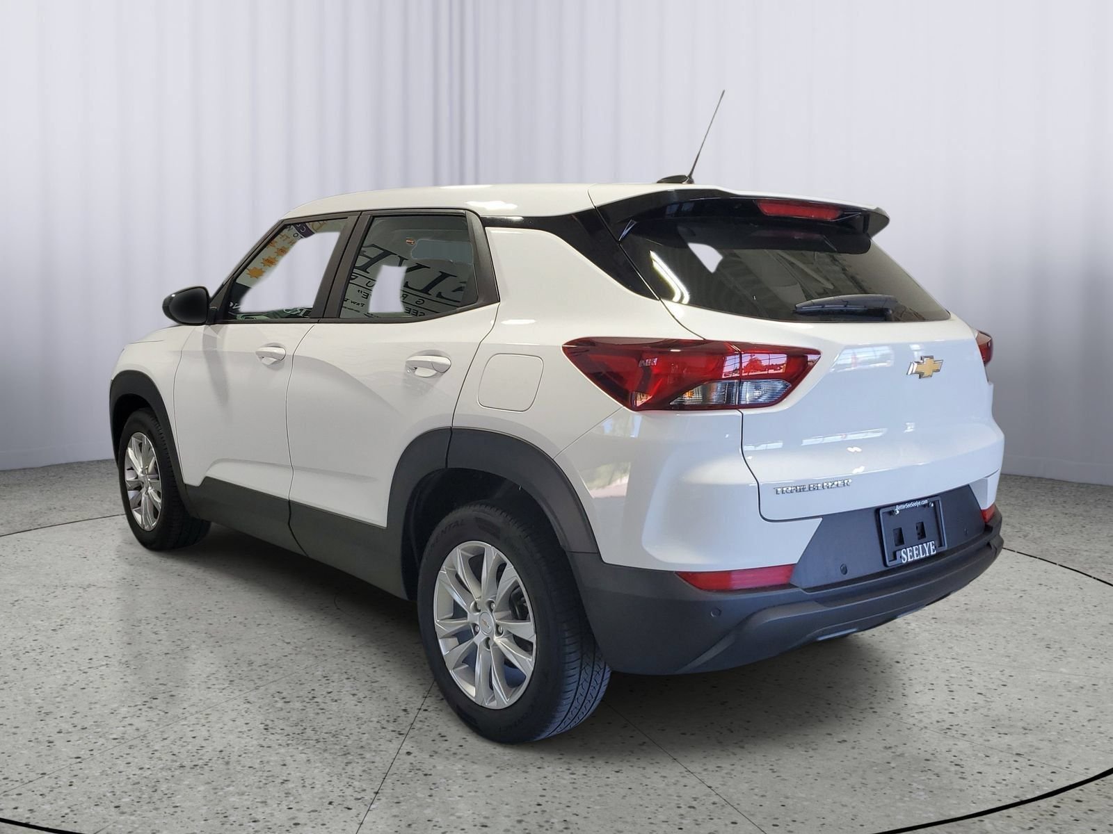 Used 2022 White Chevrolet LS image 3