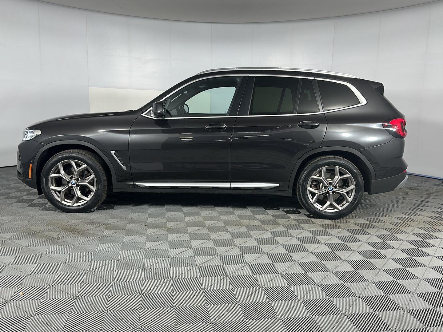Used 2023 Dark Graphite Metallic BMW xDrive30i image 4