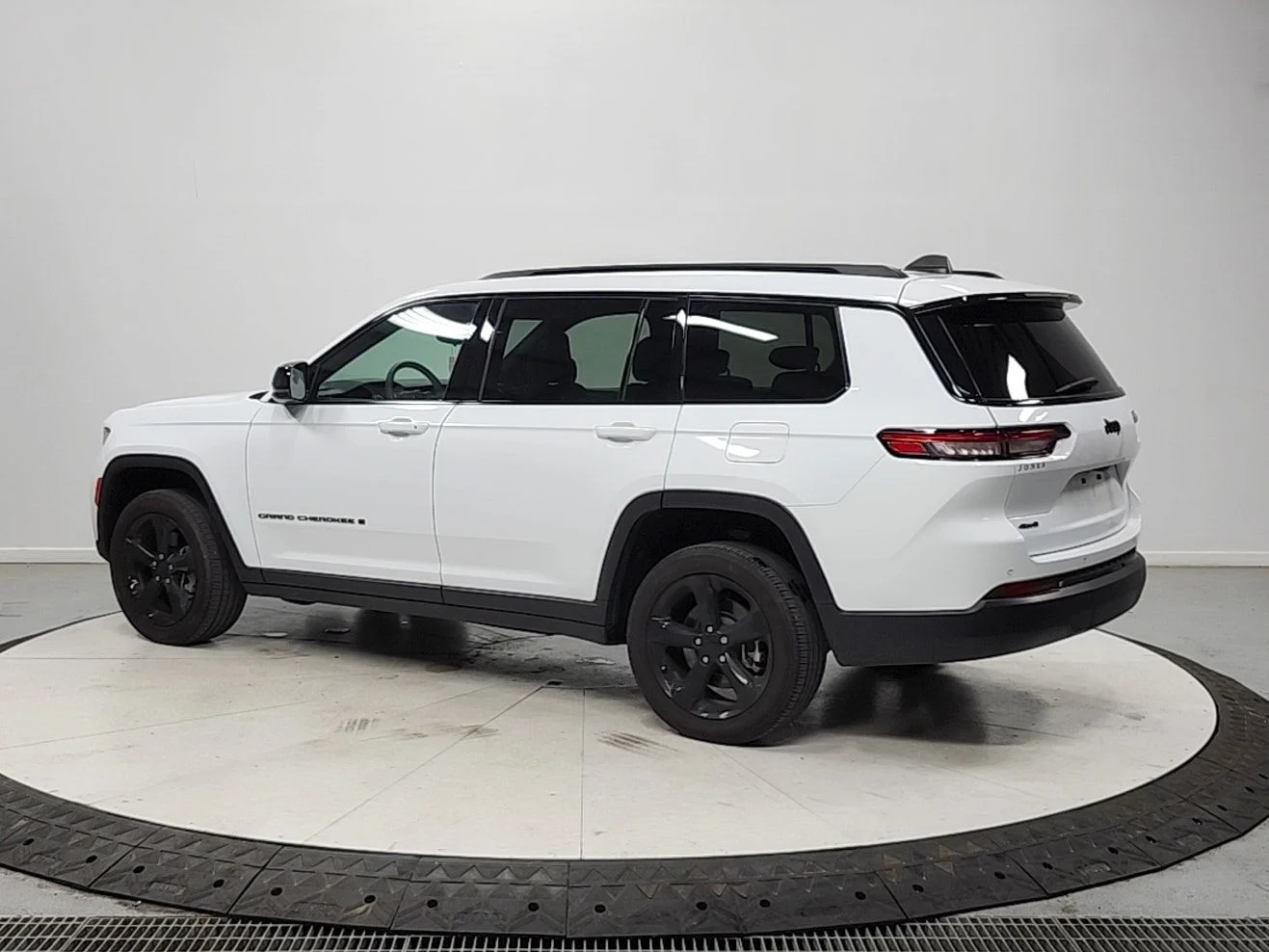 Used 2024 White Jeep Altitude image 5